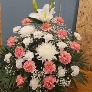 Centro de flores blanco y rosa