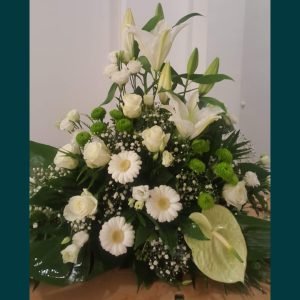 Centro de flores blancas con rosas