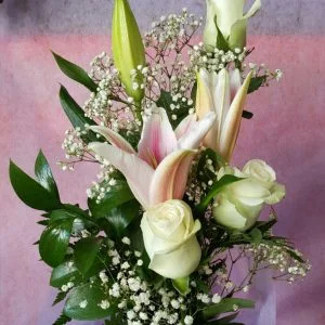 Motivo floral de lilium y rosas