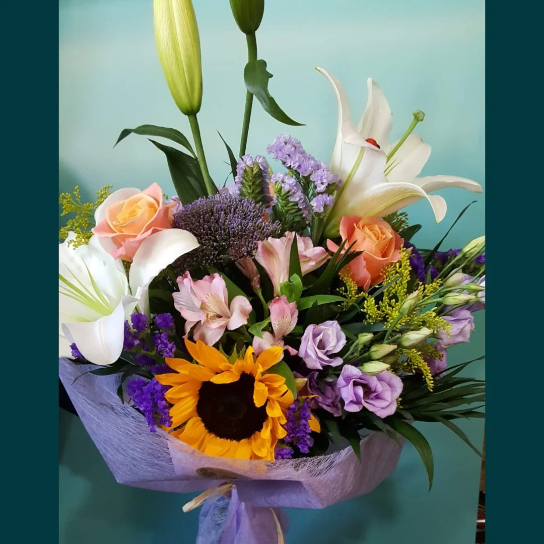 Ramo de flores variadas con rosas