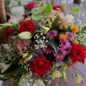 Ramo de flores variadas con rosas